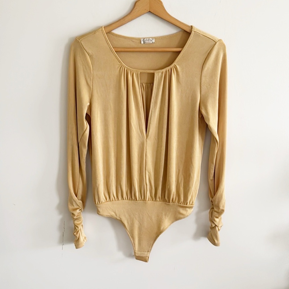 Free People metallic gold yellow bodysuit Ruched Sleeve Good Bodysuit size small - Picture 2 of 7